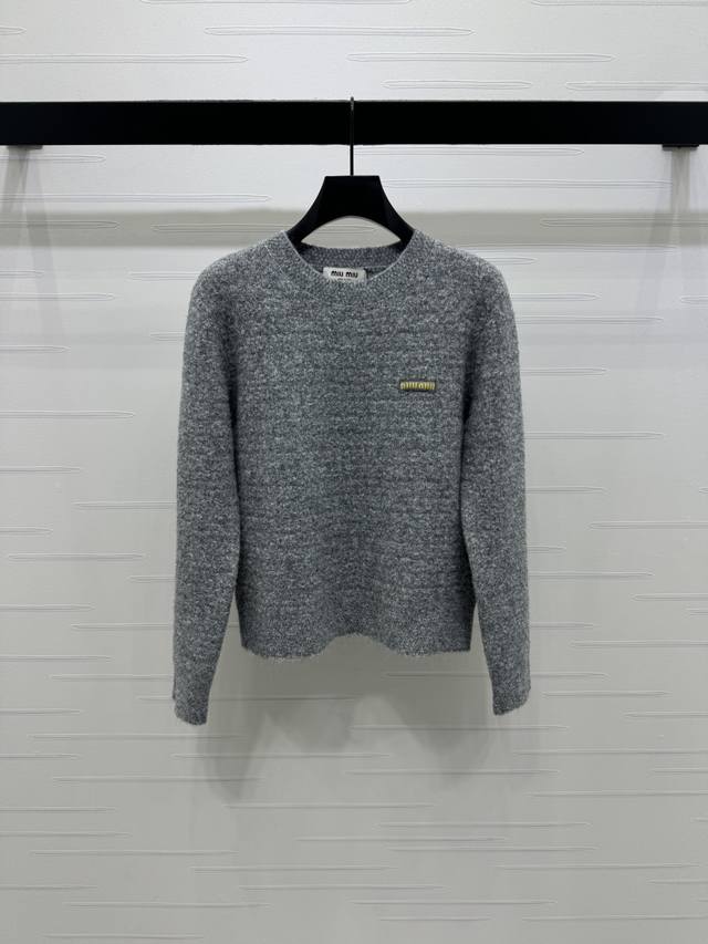 上新原单高端品Miumi* 2025秋冬最新系！荧光黄配色超吸睛，柔软蓬松又保暖，秋冬穿超舒服！圆领套头设计简约百搭，胸前小标点缀细节感满满。满足不同体型需求，