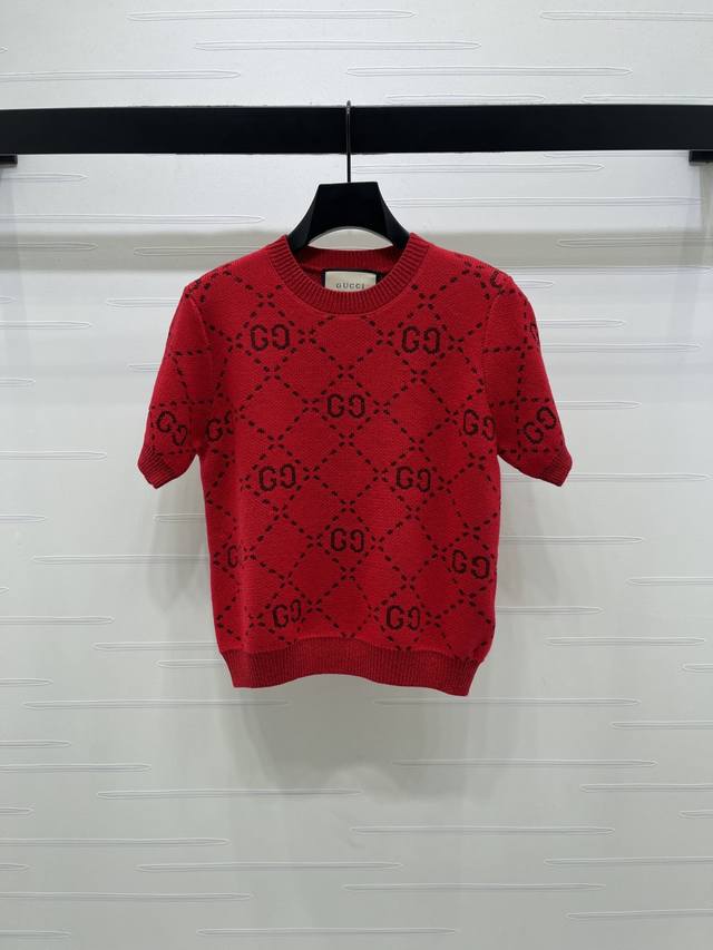 上新原单高端品质 Gucc*2026 早春最新系列！Gg圆领针织短袖！定制进口针织材质 质感高级 成衣通体双G字母提花图案 衣襟袖口下摆螺纹收口 优雅复古 常规