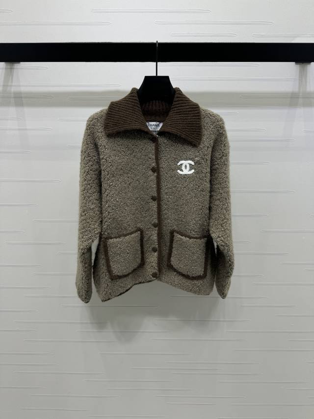 上新原单高端品质 Chane* 2025秋冬最新系列！翻领羊羔毛针织长袖外套！定制羊毛混纺纱线材质织造 柔软细腻 通体胸口品牌字母双Clogo刺绣微标 辨识度满