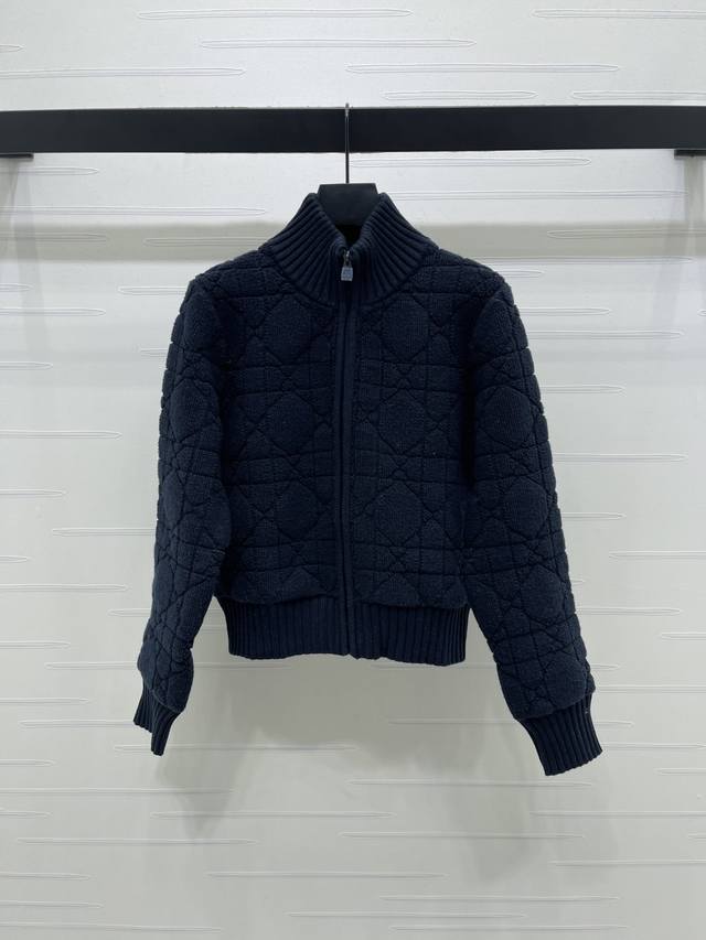 上新原单高端品质Dio*2025秋冬最新系列！立领藤格纹针织开衫！定制羊毛针织材质 质感上乘 毛量扎实 立领针织开衫外套版型 成衣以针织螺纹包边收窄 整体造型高