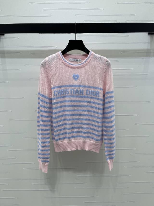 上新原单高端品质 Dio* 2025秋冬最新系列！爱心字母针织长袖！定制羊毛纱线织造，柔软舒适，洋气显瘦，圆领短袖毛衣剪裁，成衣领口下摆的包边螺纹收紧，利落精致