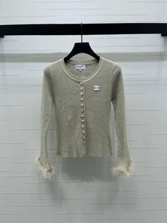 上新原单高端品质 Chane* 2025秋冬最新系列！毛毛喇叭袖针织开衫！定制羊毛针织材质 舒适软糯 弹力十足 圆领针织开衫裁剪 通体竖坑螺纹编织 有型富有弹性