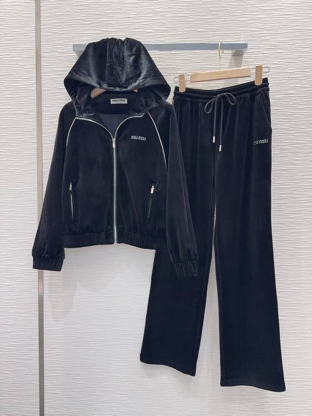 Miu Mi* 2025Fw新款丝绒套装 人人都能驾驭 高密度时髦休闲风 Vintage帅气 中古风 贴合舒适与时髦的双需求能融入每个日常的穿搭场景中。俏皮减龄