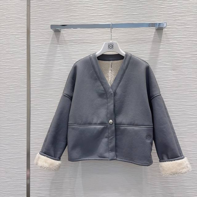 Loe W*E2025Fw新款 100%pu皮 时尚帅气 高版出品！很独特的品味与个性经典款版型设计简洁而优雅 独特的工艺 多了一份精致与细腻 Sml Xl S