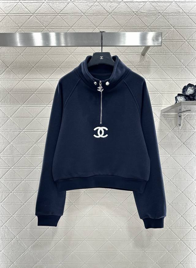 Chane*2025新品上架 翻领半开襟卫衣长裤套装 定制Yb进口锦纶混纺材质，柔软亲肤，穿搭时髦，毛感明显秋冬厚度更保暖，立领抽绳长袖卫衣裁剪，时髦休闲，胸前