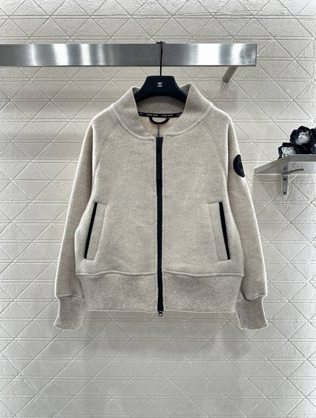 Canada Goos*2025新品上架 毛呢棒球外套 定制Yb进口羊毛呢材质，质感柔软，保暖亲肤，立领拉链棒球外套版型，通体百搭素色打底拉链开襟与袖侧徽章色彩