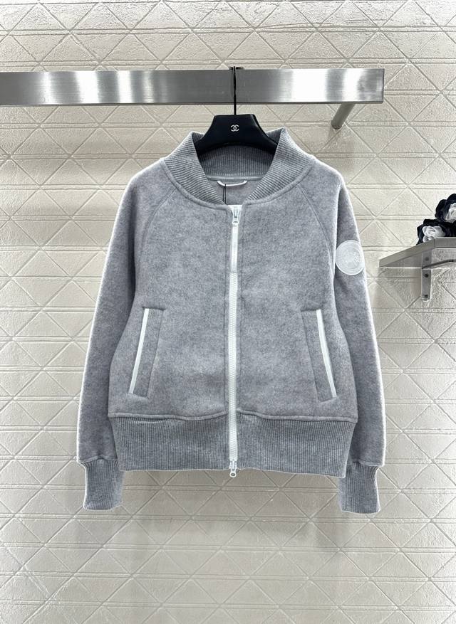 Canada Goos*2025新品上架 毛呢棒球外套 定制Yb进口羊毛呢材质，质感柔软，保暖亲肤，立领拉链棒球外套版型，通体百搭素色打底拉链开襟与袖侧徽章色彩