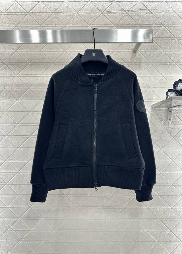 Canada Goos*2025新品上架 毛呢棒球外套 定制Yb进口羊毛呢材质，质感柔软，保暖亲肤，立领拉链棒球外套版型，通体百搭素色打底拉链开襟与袖侧徽章色彩