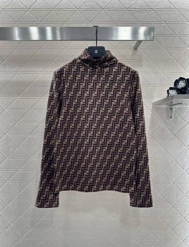 Fend*2025新品上架 高领加绒打底衫 定制Yb进口弹力材质，内里短绒磨毛，保暖极佳，柔软舒适，弹力十足，高领长袖打底裁剪，通体棕色打底百搭耐看，满身点缀标