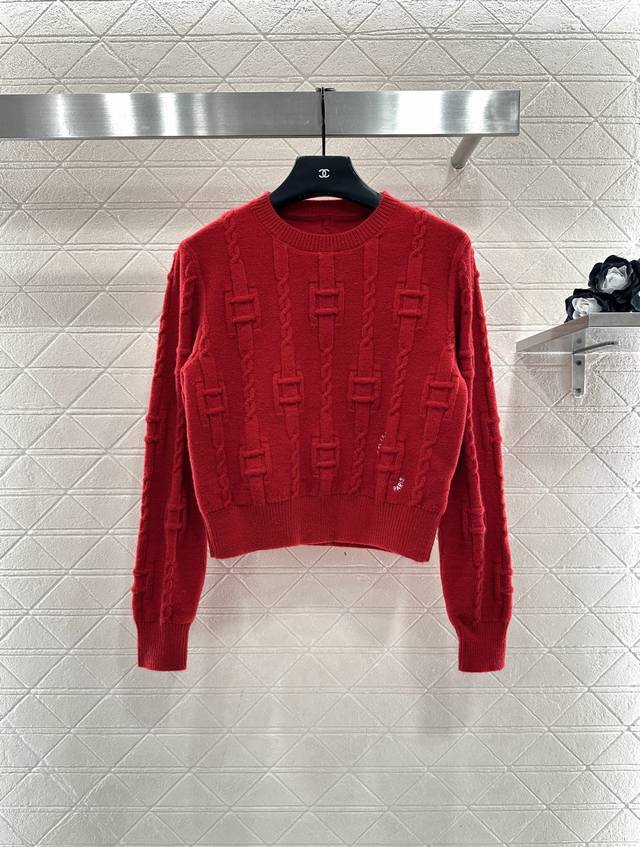 Celin*2025新品上架 圆领钩花字母套头毛衣 定制Yb羊毛纱线织造，质感高级，舒适柔软，圆领长袖毛衣剪裁，密实针织御寒防风，领口袖口竖坑条螺纹包边与衣摆相