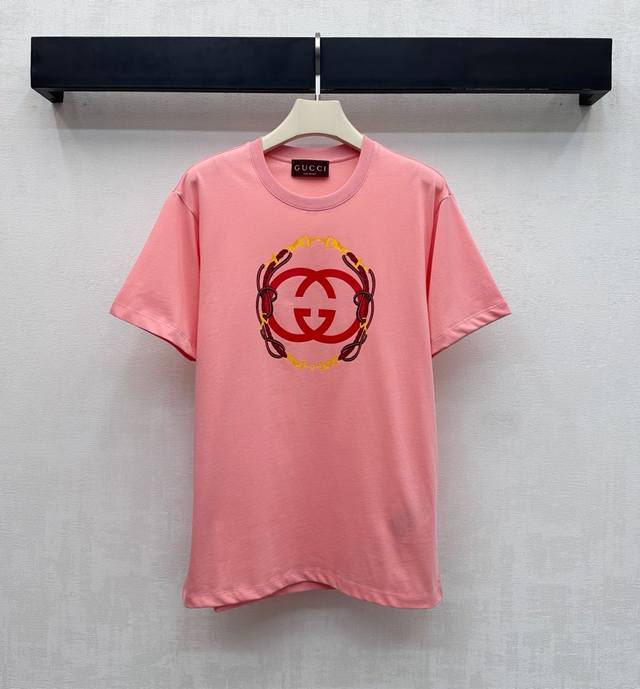 Gucc*2025新品上架 贺岁字母徽标 定制Yb进口全棉材质 透气舒适 质感十足 胸前饰以双G字母徽标点缀马衔扣元素 彰显品牌调性 色彩碰撞增添造型层次感 面