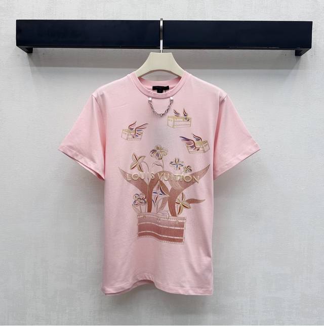 Louis Vuitto*2025新品上架 圆领徽标印花 定制Yb进口全棉材质 透气舒适 质感十足 领口饰以字母链条点缀设计 呼应标志性起泡凸显立体字母徽标装饰