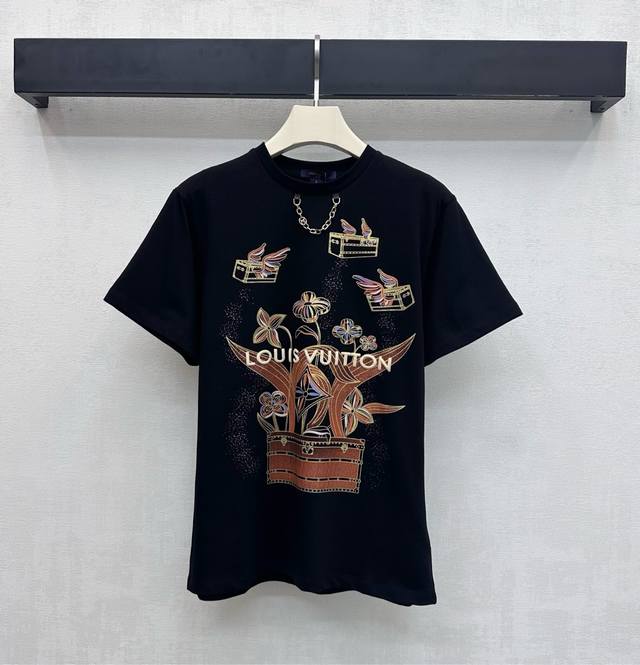 Louis Vuitto*2025新品上架 圆领徽标印花 定制Yb进口全棉材质 透气舒适 质感十足 领口饰以字母链条点缀设计 呼应标志性起泡凸显立体字母徽标装饰