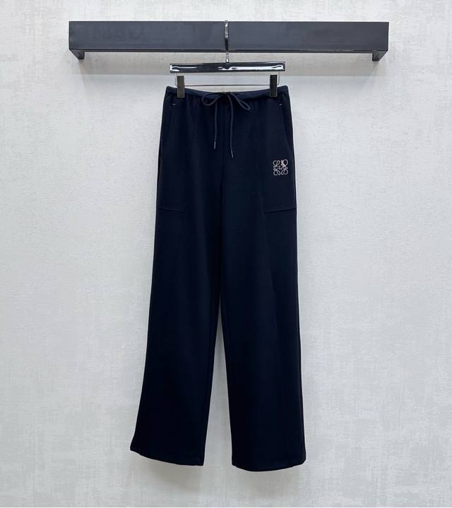 Lowe*2025新品上架 刺绣徽标直筒长裤 定制Yb进口毛呢材质 垂顺有型 质感上乘 腰头沿用编织包边与抽绳调节设计 配合后臀立体翻盖口袋装饰 增添造型层次感