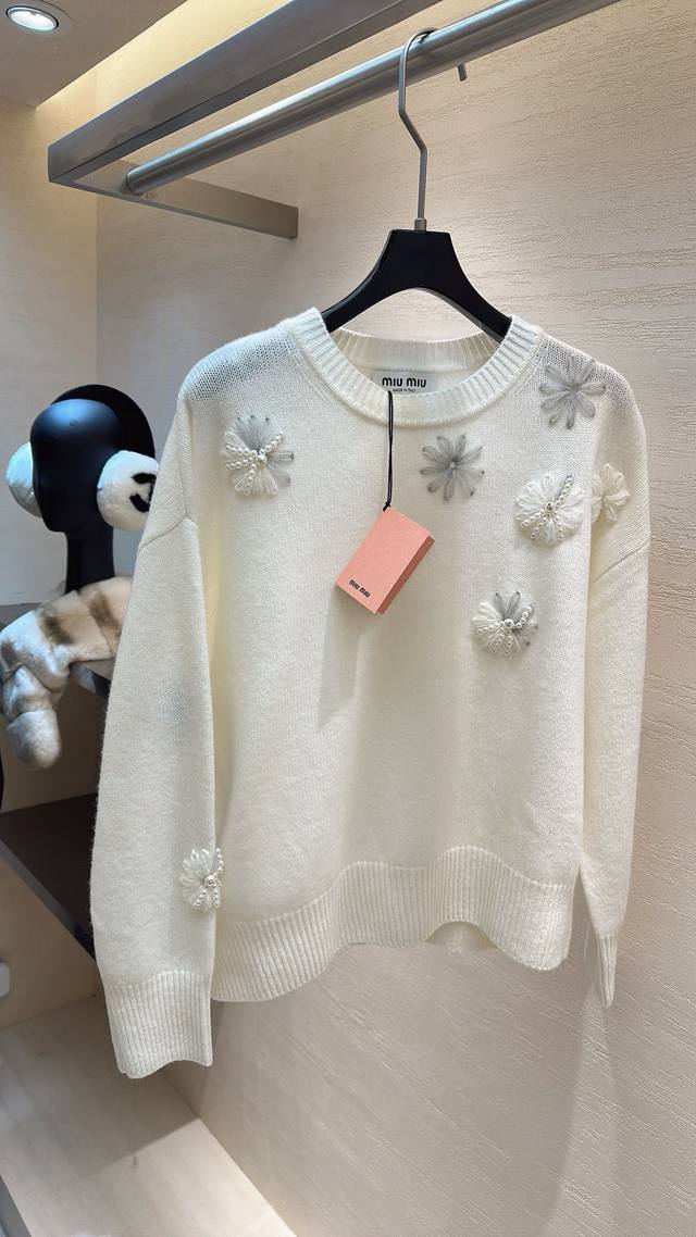 Miu Miu 拿捏到窒息！花朵是刺绣+珍珠拼接，每朵花瓣都立体灵动 绵羊毛软乎乎贴肤，看似简单实则藏满小心机，细节党直接锁死！ 码数S M L