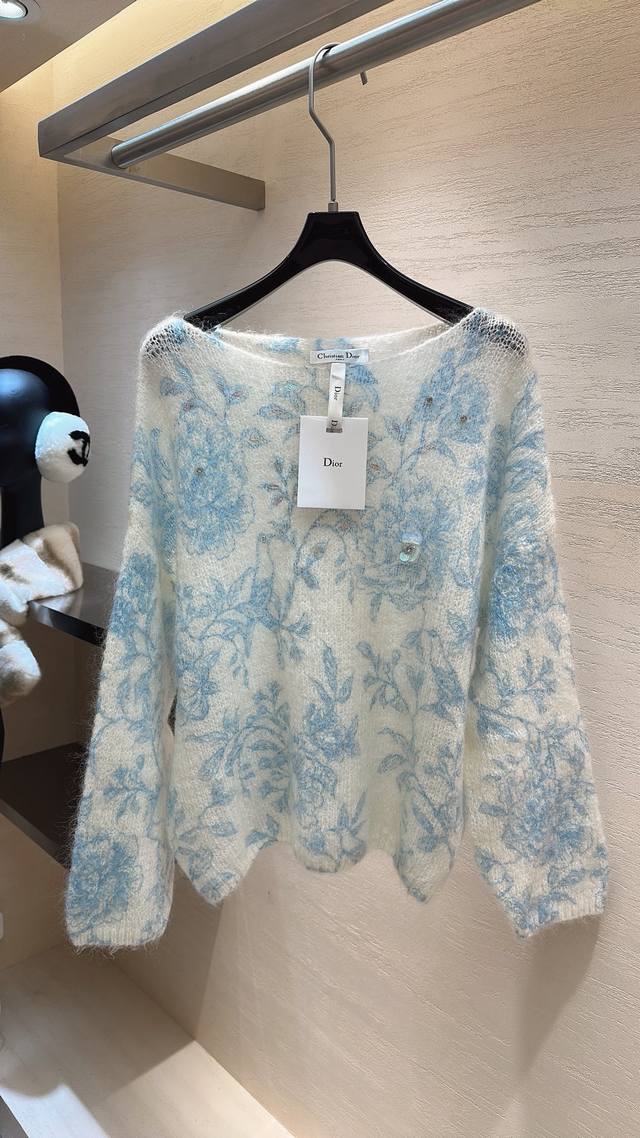 Dior绵羊毛马海毛 水墨晕染的花瓣纹路 交织出浪漫的艺术感 柔软的羊绒触感 轻盈又温暖 码数 S M L