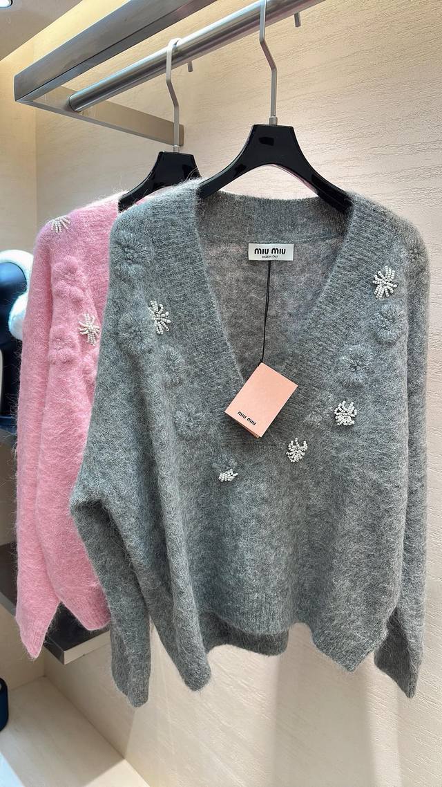 Miu Miu 羊驼毛手工订珠大V领 把少女心和精致感拉满 立体钩花手工订珠 甜酷又贵气，是让人一眼心动的人间甜妹战袍码数S M L