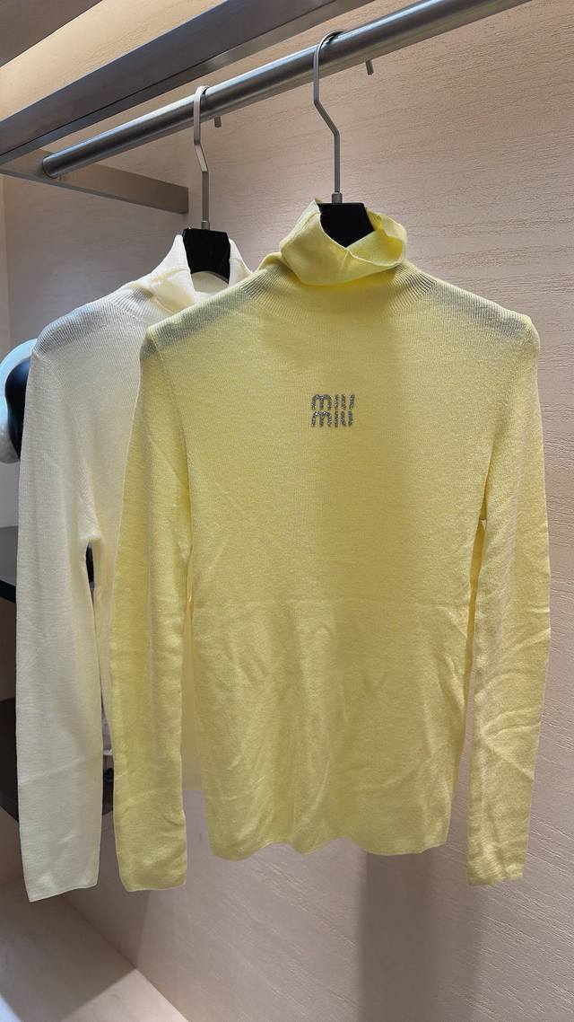 Miumiu超细美丽诺羊毛高领针织高领设计可配任何衣服，钻饰Logo精致到不行，面料细腻亲肤，单穿是温柔小姐姐，叠穿当内搭也超加分，秋冬氛围感拿捏~码数S Ml