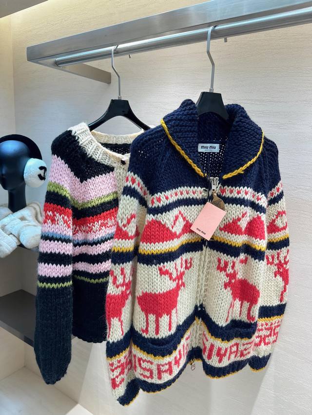 Miu Miu毛衣 麋鹿图案+撞色条纹，软糯粗针织自带松弛感，高领一拉，随便套条卫裤，韩系爱豆出街感拿捏～秋冬当“慵懒美女”就靠它！码数S M L