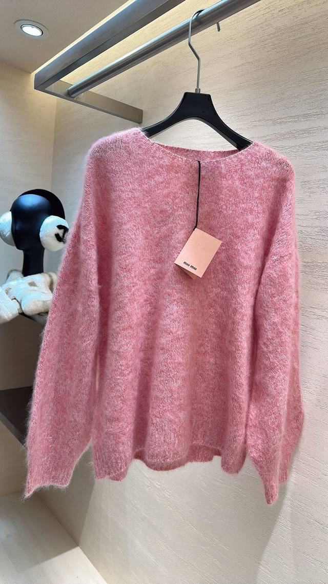 Miumiu 绵羊毛软糯得像棉花糖 套上就变甜妹， 秋冬当“心软的神”就靠它！码数S M L
