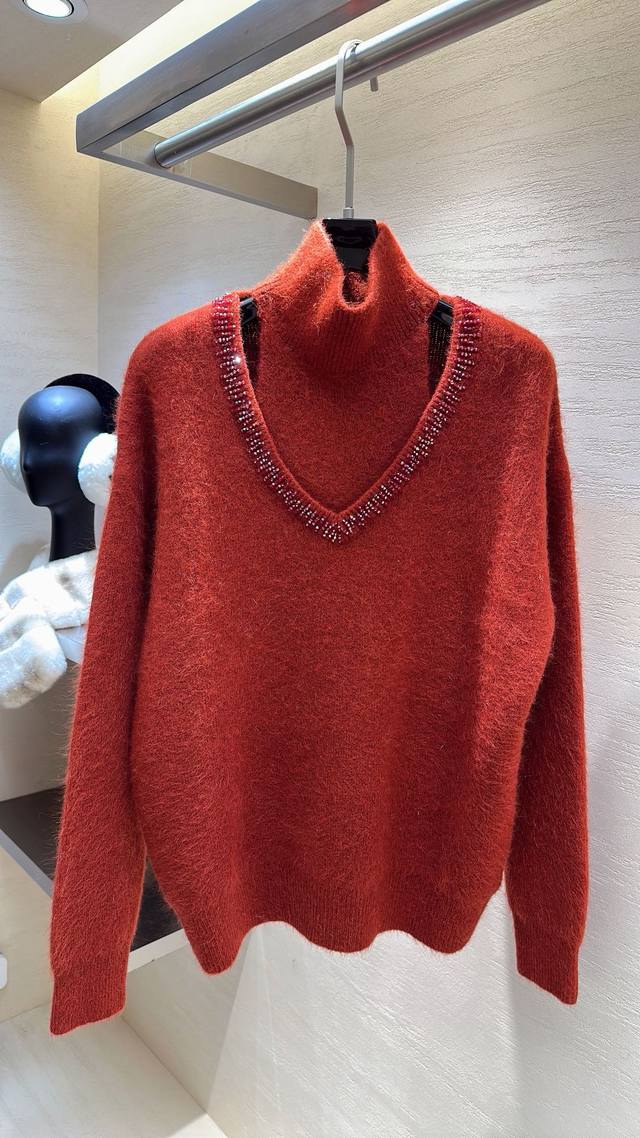 一眼沦陷！Miumiu这件浣熊毛假两件上衣， 高领+V领挖空设计，藏着小心机性感，珠链点缀瞬间显贵。浣熊毛软乎乎又蓬松，贴身穿像被温柔环抱，秋冬穿它，时髦与温暖