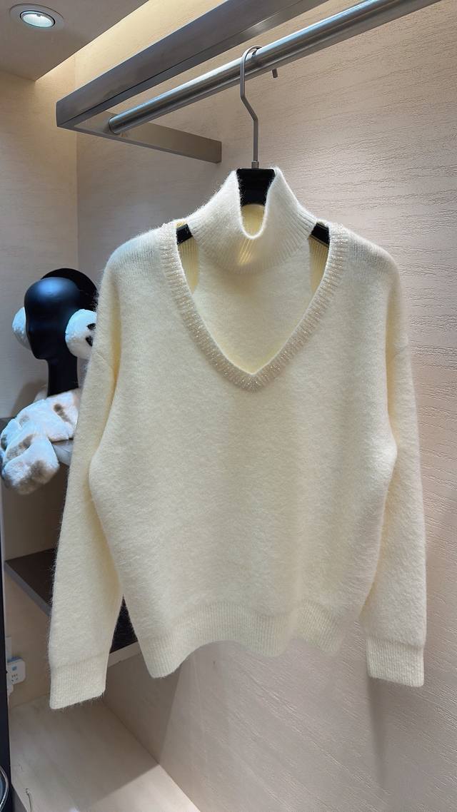 一眼沦陷！Miumiu这件浣熊毛假两件上衣， 高领+V领挖空设计，藏着小心机性感，珠链点缀瞬间显贵。浣熊毛软乎乎又蓬松，贴身穿像被温柔环抱，秋冬穿它，时髦与温暖