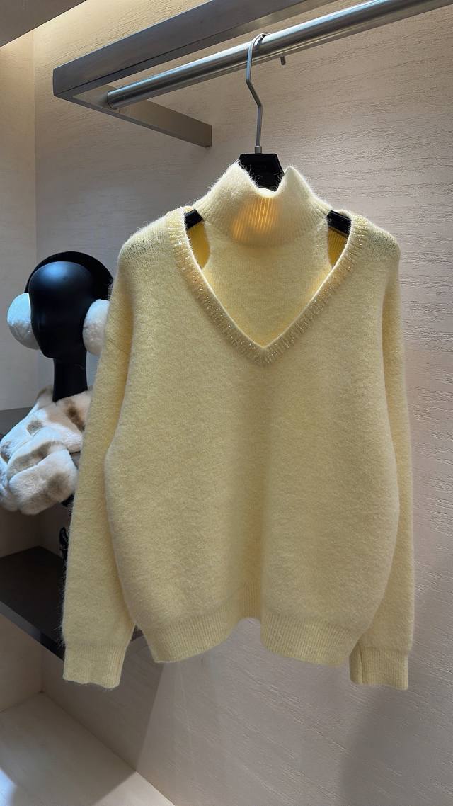 一眼沦陷！Miumiu这件浣熊毛假两件上衣， 高领+V领挖空设计，藏着小心机性感，珠链点缀瞬间显贵。浣熊毛软乎乎又蓬松，贴身穿像被温柔环抱，秋冬穿它，时髦与温暖