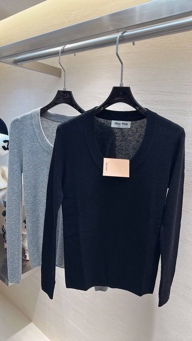 Miu Miu 这件美丽诺羊毛打底，是秋冬温柔杀 U领藏着小心机，勾勒锁骨超绝，细腻羊毛贴肤就像被云朵裹住，极简设计适配各种叠穿，单穿也自带贵气，轻松拿捏精致松