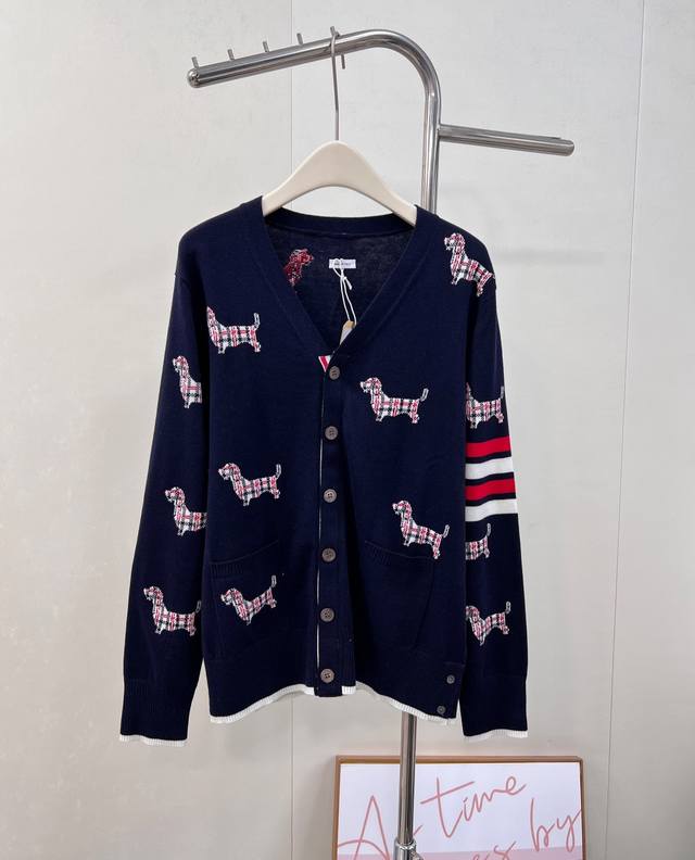 Thom Browne经典款6扣小狗提花羊毛开衫 亲薄透气 毛织手感柔软舒适，可直接接触皮肤穿着，贝壳原扣搭配红白蓝织带 男女同款 万年经典的Tb开衫，Tb的款