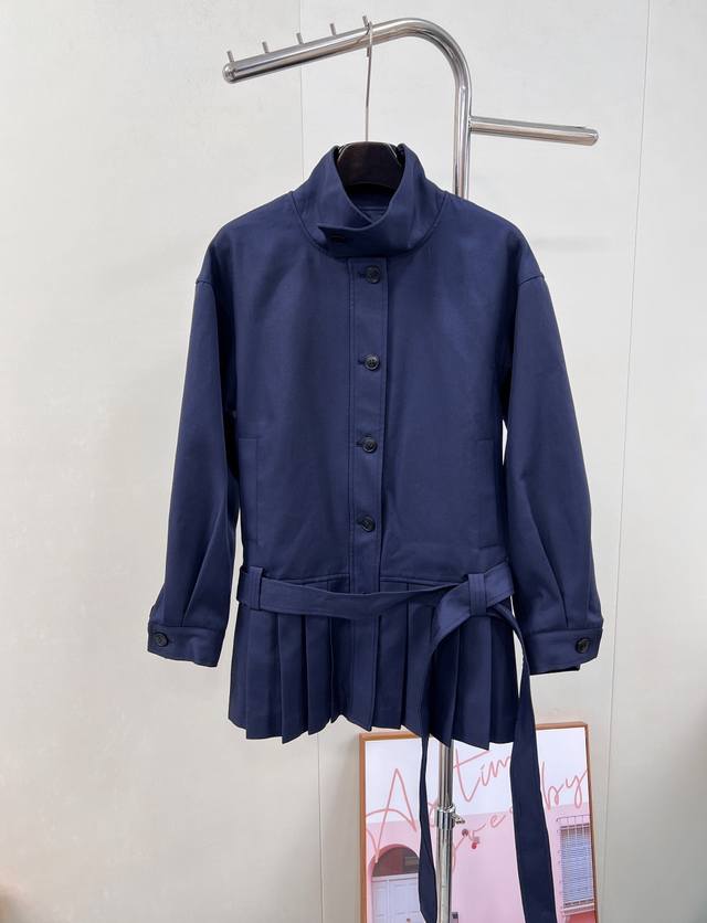 Celine2025新款腰带下摆百褶风衣外套，定制Yb斜纹棉材质 光泽细腻 穿搭舒适 风衣外套版型 沿用宽松落肩带扣袖设计 ，这件上身太好看啦～穿出去不会撞衫的