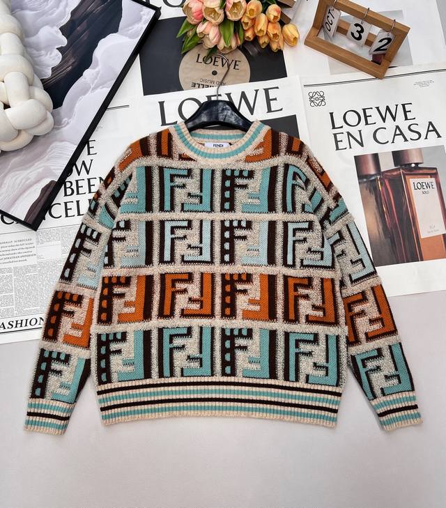 Fendi新款双F提花立体这种衫，定制的羊毛面料，宽宽松松的H型版型，进口织机彩色挂毛工艺，立体感绝佳带来肉眼可见的软糯感，蓬松保暖不压身，满幅植绒双F的字母提