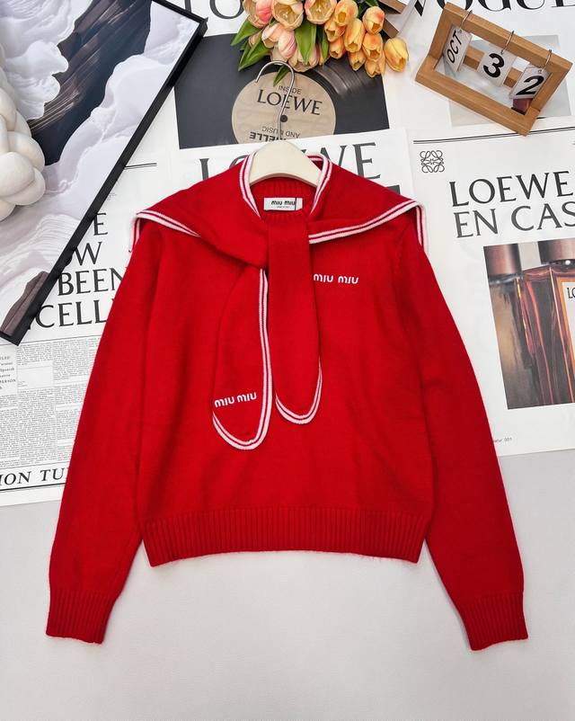 Miu Miu 25新款字母刺绣海军领针织衫，把“少女贵气感”穿在身上。 海军领+短款修身=秋冬的甜酷小心机，经典海军领配白边包边，精致得像把“少女感”缝在了领