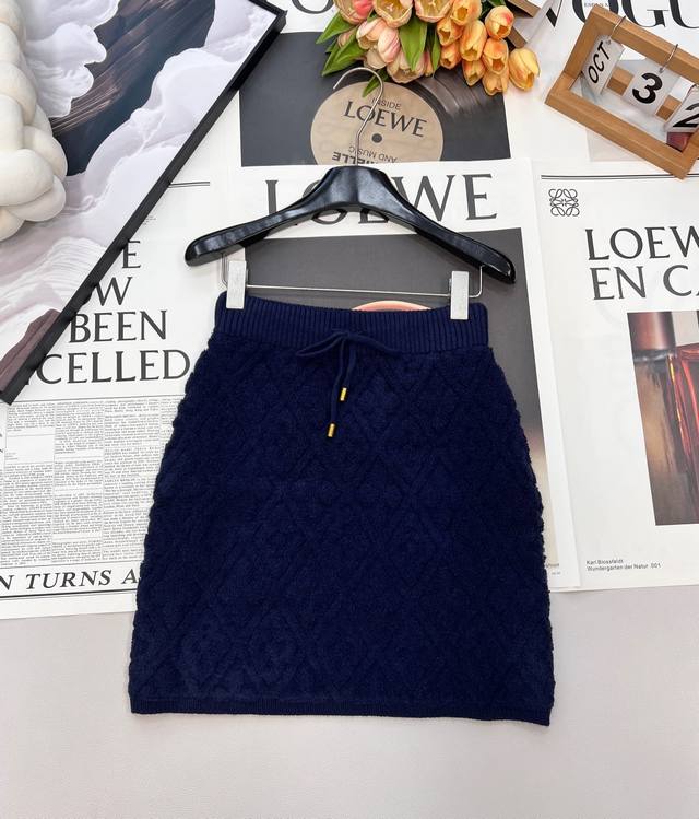 Louis Vuittonlv新款立体提花针织短裙，把“贵气松弛感”焊在腿上 ，菱格纹+抽绳=秋冬衣橱的“氛围王炸”，软Fufu的针织肌理自带复古滤镜，立体菱格