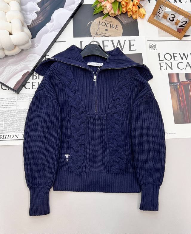 Dior25新小蜜蜂刺绣大翻领针织衫，把松弛感焊在秋冬里，“大翻领+半拉链”=慵懒氛围天花板 Oversize廓形像裹了团软云，肩宽 微胖都能藏肉，随手一穿就是