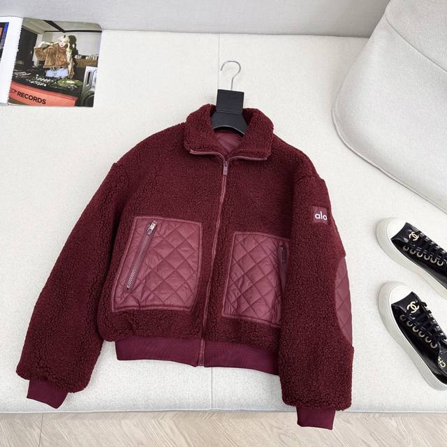 强烈推荐 Mc25Ss 秋冬最新款超多博主明星都在穿的毛绒夹棉外套 菱格夹棉设计 暖呼呼的冬日必备 很有氛围感 短款拼接螺纹设计 是比较休闲和运动风的 短款很显