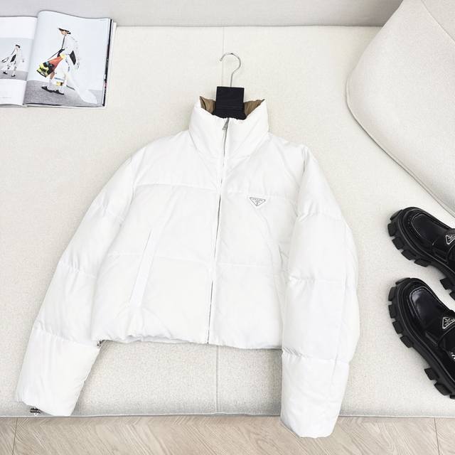 独家首发 pd 25Ss 秋冬官网最新款配色三角标装饰立领羽绒服外套 立体剪裁H版型经典时髦又帅气 原版徽标字母Logo三角标装饰 国标进口90白鸭绒填充 定制