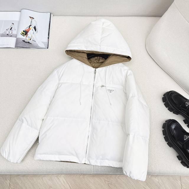 独家首发 高端原单品质 pd 25Ss 秋冬官网最新款配色三角标装饰连帽羽绒服外套 立体剪裁H版型经典时髦又帅气 原版徽标字母Logo三角标装饰 国标进口90白