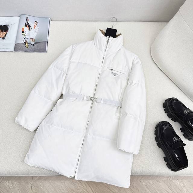 独家首发 高端原单品质 pd 25Ss 秋冬官网最新款配色三角标装饰立领中长款羽绒服外套 配送腰带 立体剪裁H版型经典时髦又帅气 原版徽标字母Logo三角标装饰