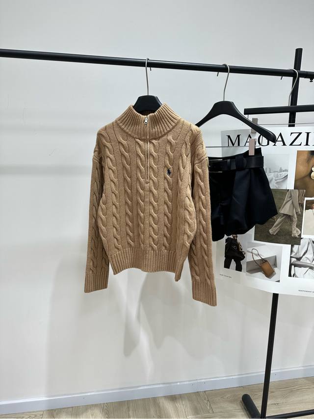 驼色小马半拉链立领麻花毛衣 0，面料：100%羊毛 颜色：驼色 拉夫劳伦半拉链绞花毛衣 经典麻花纹理+半拉链立领设计 复古又实用 羊毛材质柔软保暖，秋冬穿超舒服