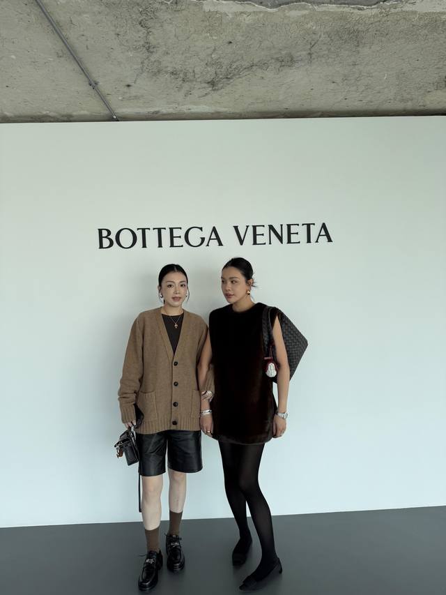 Bottega Ven*Ta 25Fw秋冬新款 牛皮扣羊毛针织开衫丨独家Yb开发！高版出品！甄选绵密羊毛纱线，自带软糯空气感，宽松廓形裹住随性气场，卡其色调揉进