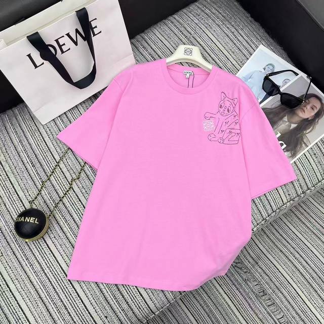 强烈推荐 26年早春系列 Loew* X Louis Wain联名新款 怪趣猫咪刺绣短袖圆领T恤丨独家Yb开发！顶级高版出品！选用重磅棉料做宽松落肩版型，粉 黑