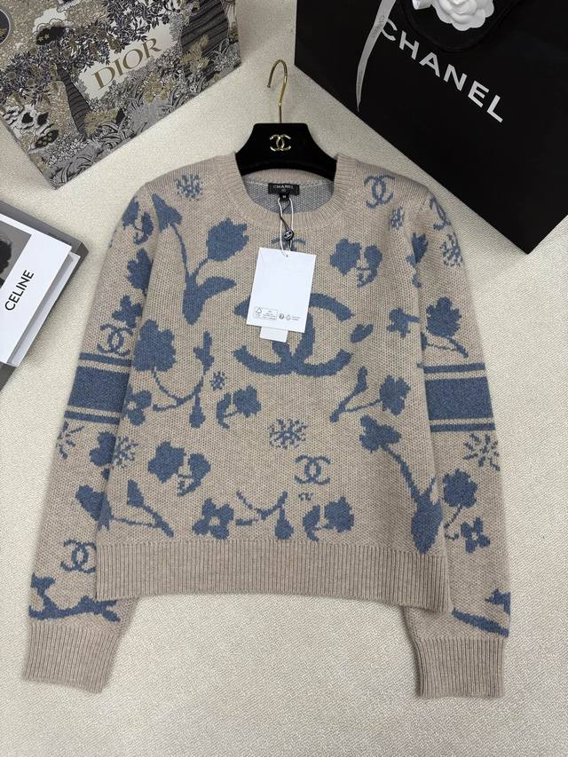 Chane*25秋冬新款针织圆领套头 经典品牌双C字母Logo花卉撞色提花装饰 后背5点缀 经典时髦百搭 尺码Sml Aa