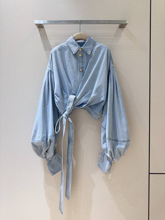 Zimmerm*A*N*N 新品推荐 选用牛仔面料制成，短款剪裁，采用经典领型和泡泡袖，袖口设有细系带，前中门襟金色纽扣，侧身设有裹身系带是腰带，诠释了温柔的浪