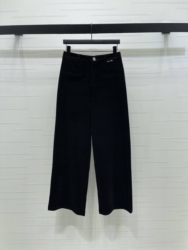 上新原单高端品质 Chane* 2025秋冬最新系列！丝绒磨绒阔腿裤！定制进口丝绒材质 光泽垂顺保暖 高腰双插兜版型设计配合裤腿微喇裁剪 增添造型层次感 口袋处