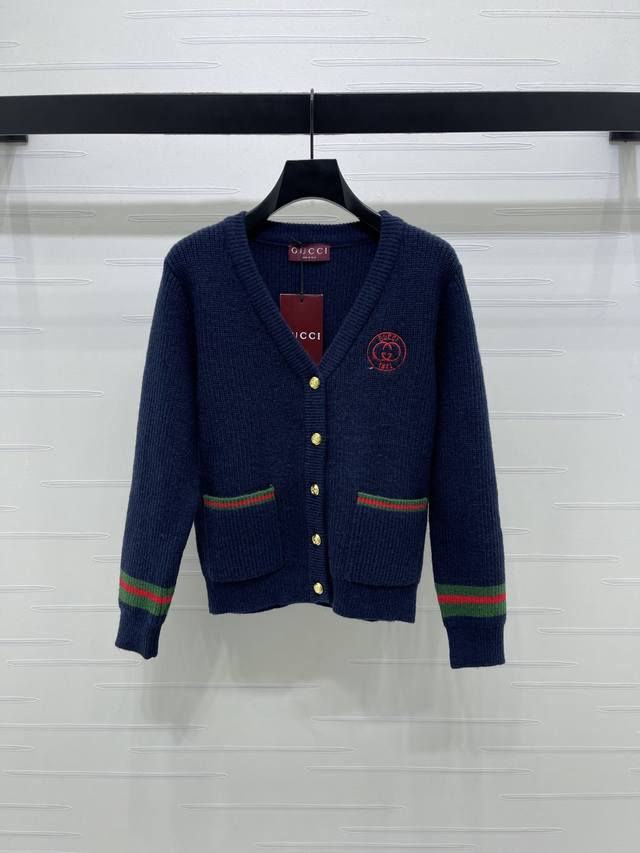 上新原单高端品质Gucc* 2025秋冬最新系列！V领针织开衫！定制羊毛纱线织造，质感光泽，柔软亲肤，V领长袖开衫，肌理松弛不失时尚感，大身前襟金色圆扣双G装点