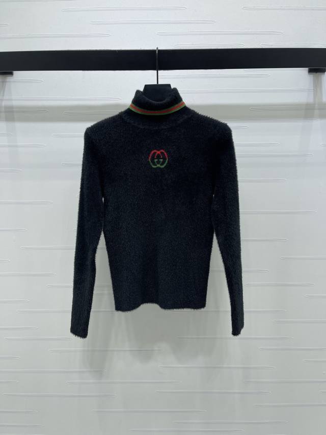 上新原单高端品质Gucc* 2025秋冬最新系列！高领刺绣徽标打底衫！定制羊毛针织材质，柔软细腻，质感舒适，高领针织打底衫，通体素色百搭耐看，纱线面料竖坑条肌理