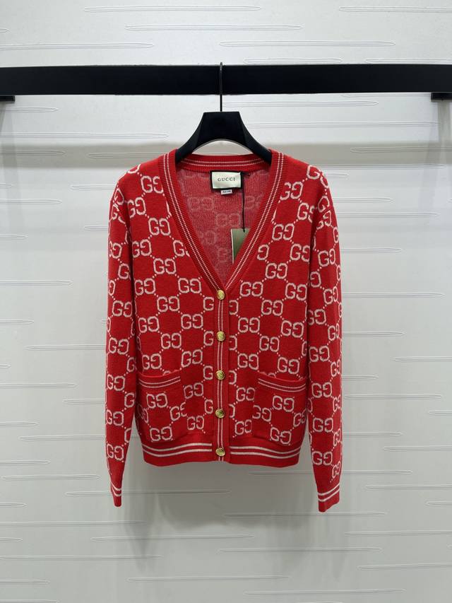 上新原单高端品质 Gucc*2026早春最新系列！菱格双C V领针织开衫！定制羊毛混纺材质织造 细腻柔软舒适 质感高级 V领针织开衫剪裁 成衣通体双G字母提花图