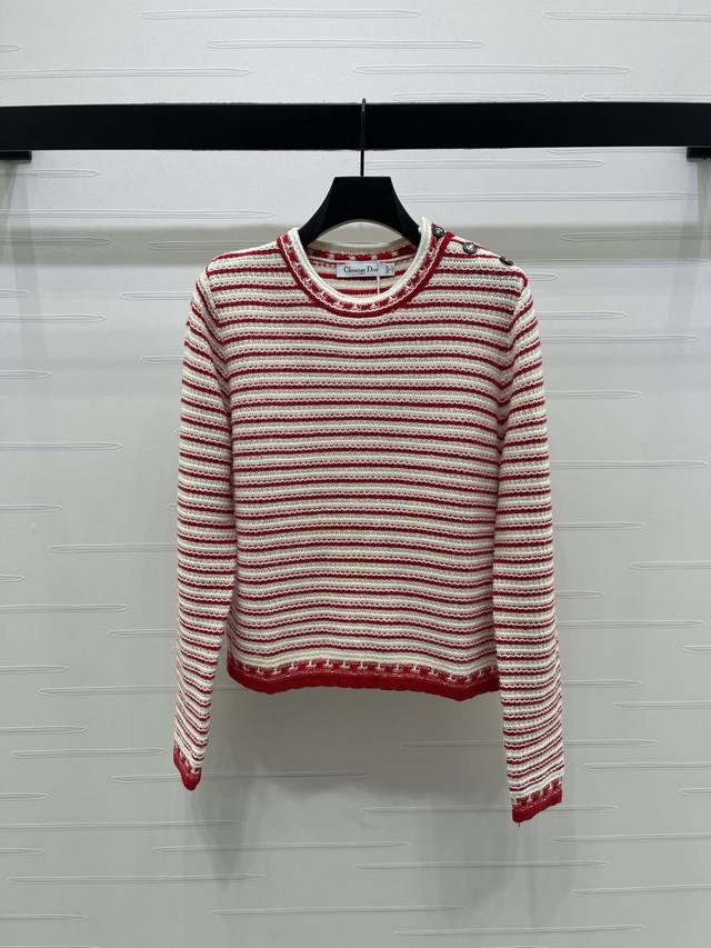 上新原单高端品质 Dio* 2025秋冬最新系列！圆领针织条纹毛衣！定制羊毛针织材质，柔软细腻，质感舒适，圆领长袖毛衣剪裁，领边延伸至前襟条纹碰撞，颜色碰撞打造