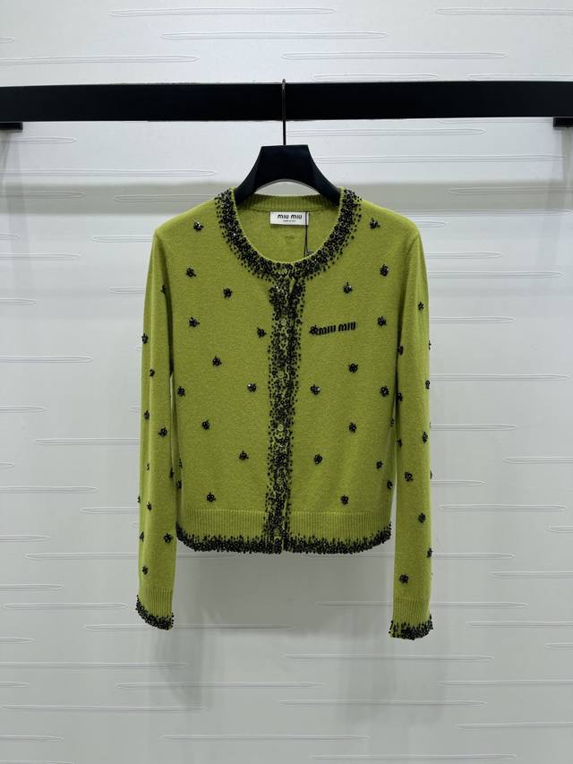 上新原单高端品质 Miumi*2025秋冬最新系列！亮片钉珠针织开衫！定制羊毛纱线织造，密度细针织造，清晰毛感肌理，舒适亲肤，圆领正肩纽扣开襟开衫剪裁，胸口字母