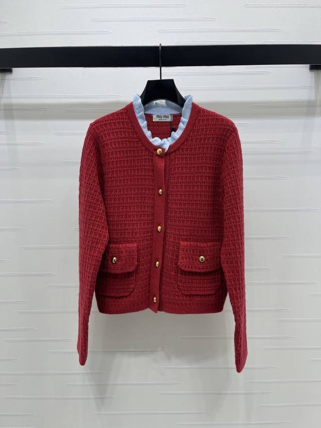 上新原单高端品质 Miumi*2026早春最新系列！撞色针织开衫！定制羊毛纱线织造，亲肤舒适，柔软有质感，木耳边长袖开衫版型，领口露出拼接撞色，外层立体钩针，打